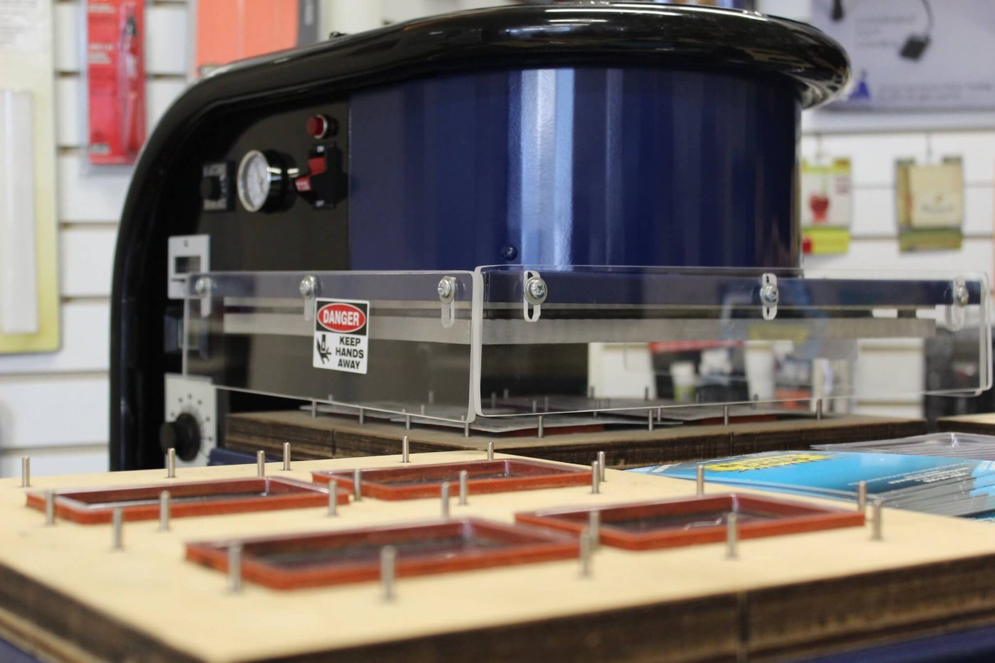 Powerpak sealer with wooden tooling tray and sealing head